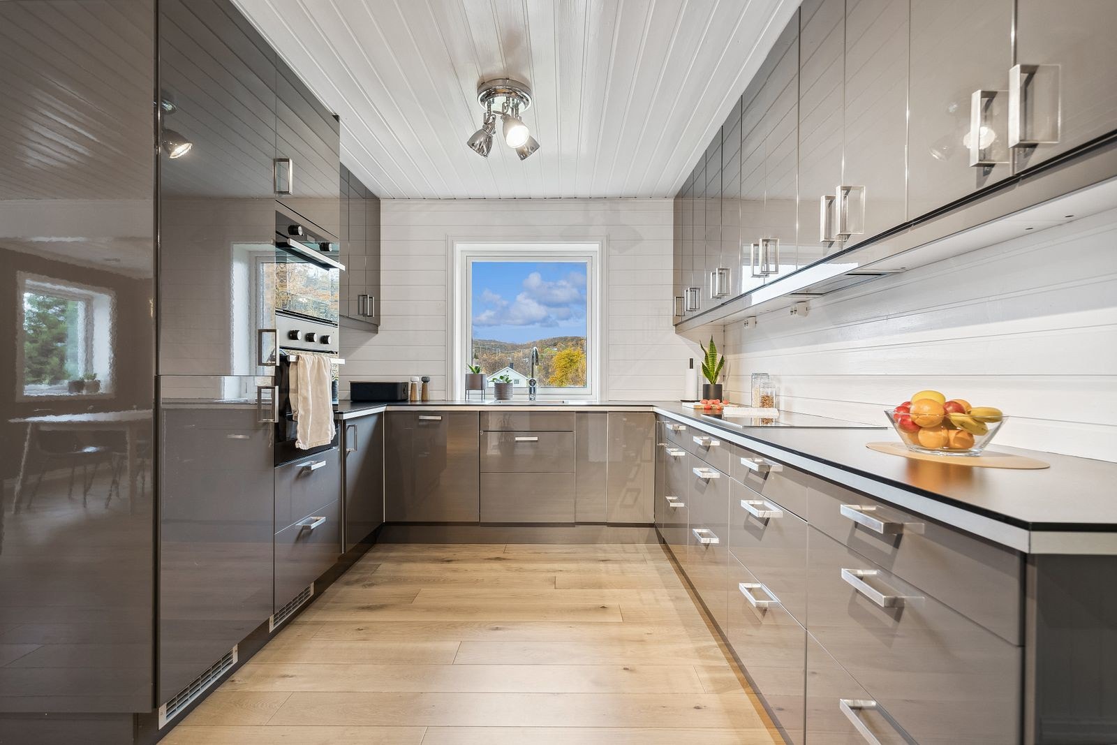 Glatte fronter og integrerte hvitevarer. Galleribilde