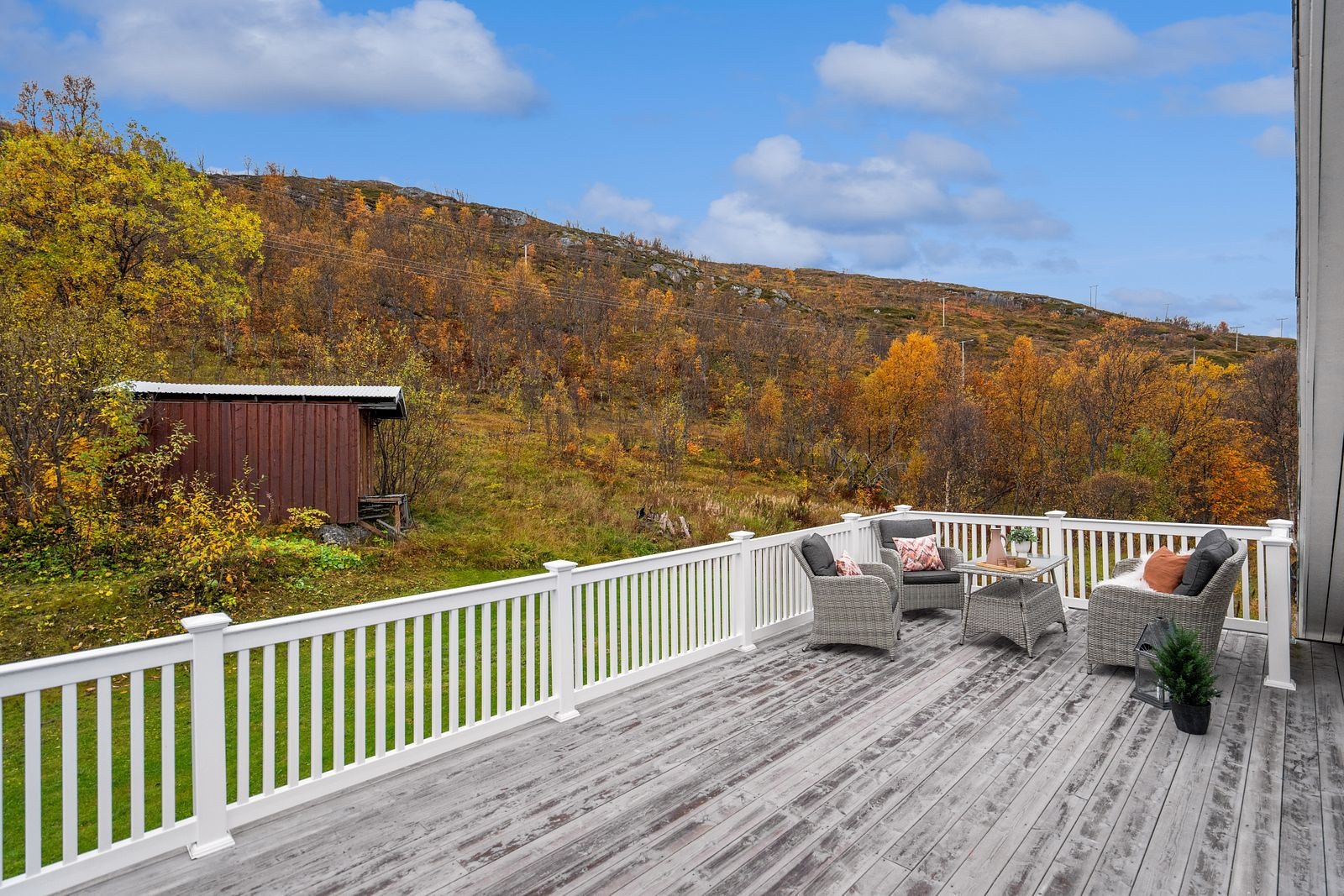Stor og lun terrasse på baksiden av boligen. Galleribilde