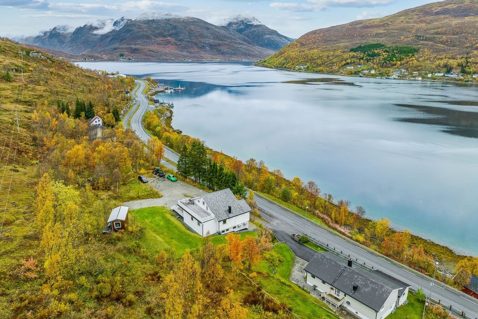 Eiendommen ligger meget fint og naturskjønt til med strålende sol- og utsiktsforhold. Galleribilde