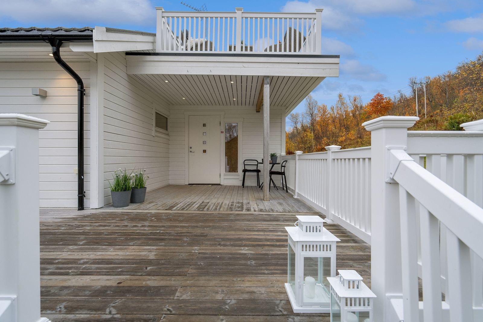 Takoverbygd inngangsparti med downlights. Galleribilde