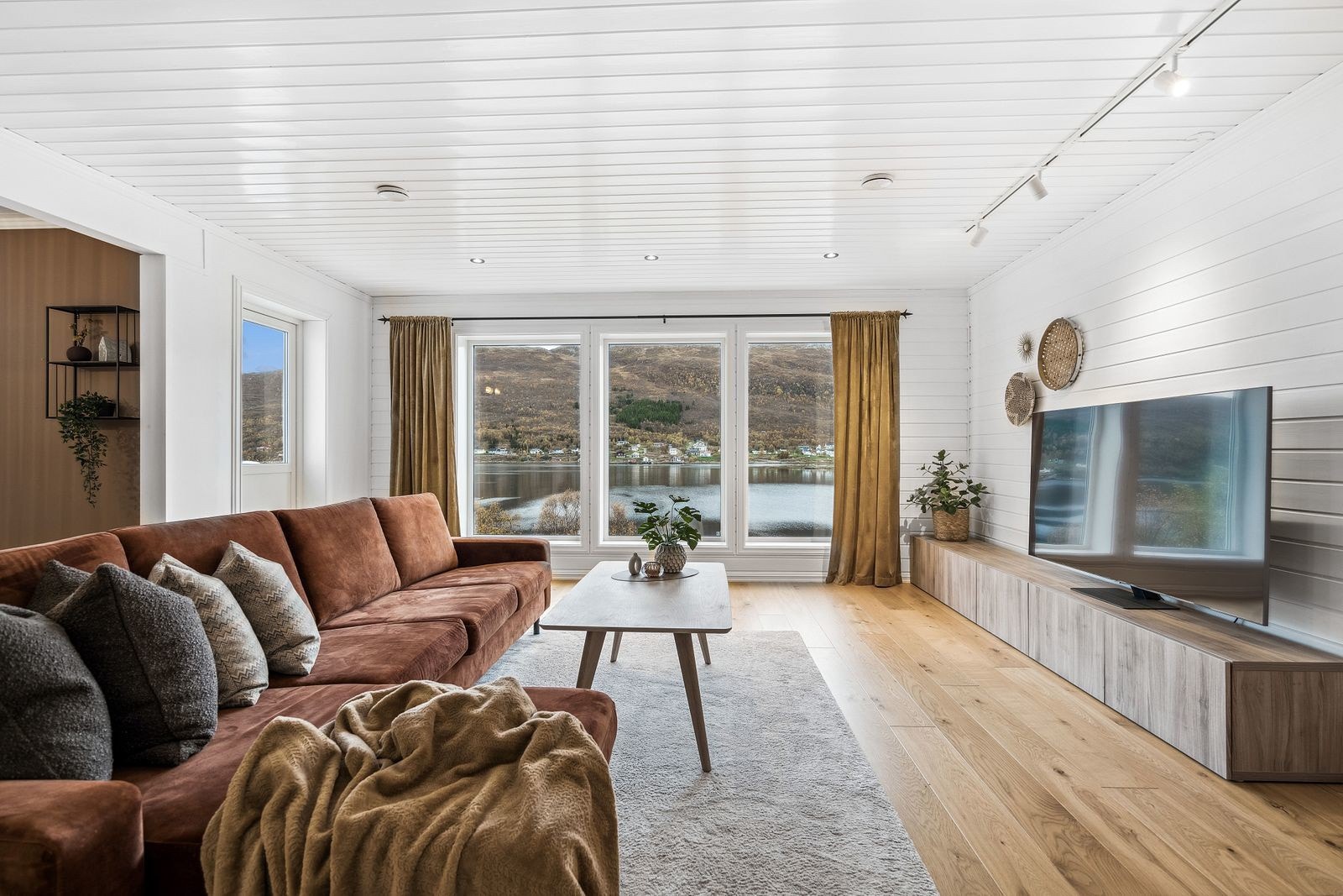 Stuen oppleves luftig med store vindusflater. Galleribilde