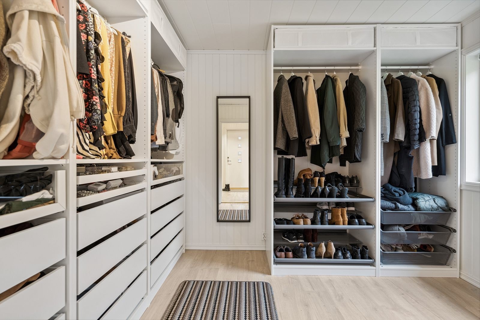 Fra entréen er det direkte adkomst til praktisk garderoberom. Galleribilde