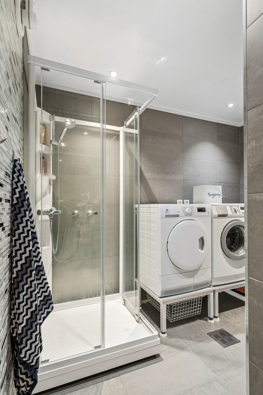 Rommets størrelse og utforming gjør det mulig å kombinere bad og vaskerom. Opplegg for vaskemaskin og god plass for tørketrommel. Galleribilde