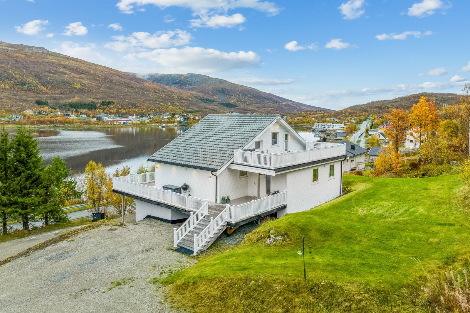 Bilen parkerer du på oppstillingsplasser på tomten. Det er byttet tak, undertak, kledning, etterisolering og alle vinduer (bortsett fra 2 på loft) i 2015. Galleribilde