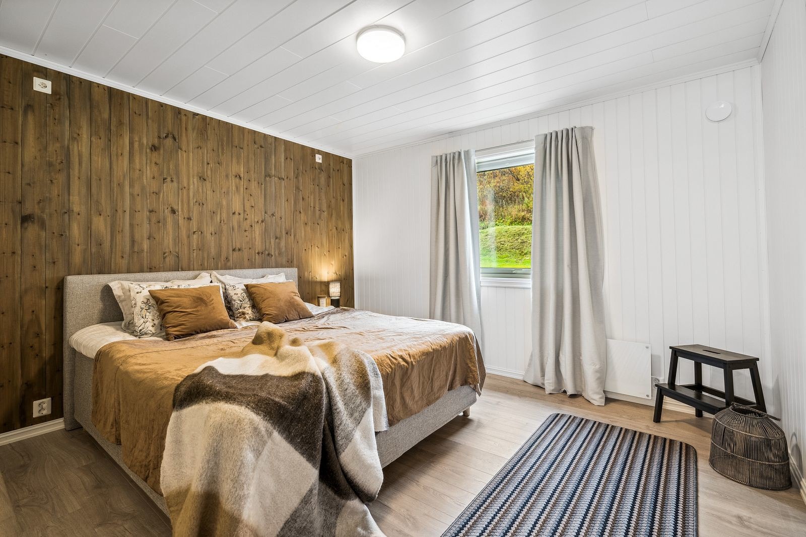 Boligen har 4 soverom. Hovedsoverommet har god plass til stor seng og tilhørende nattbord. Galleribilde