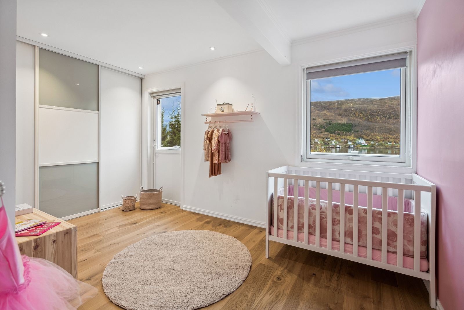 Soverom 2 har innstallert skyvedørsgarderobe. Utgang til veranda. Galleribilde