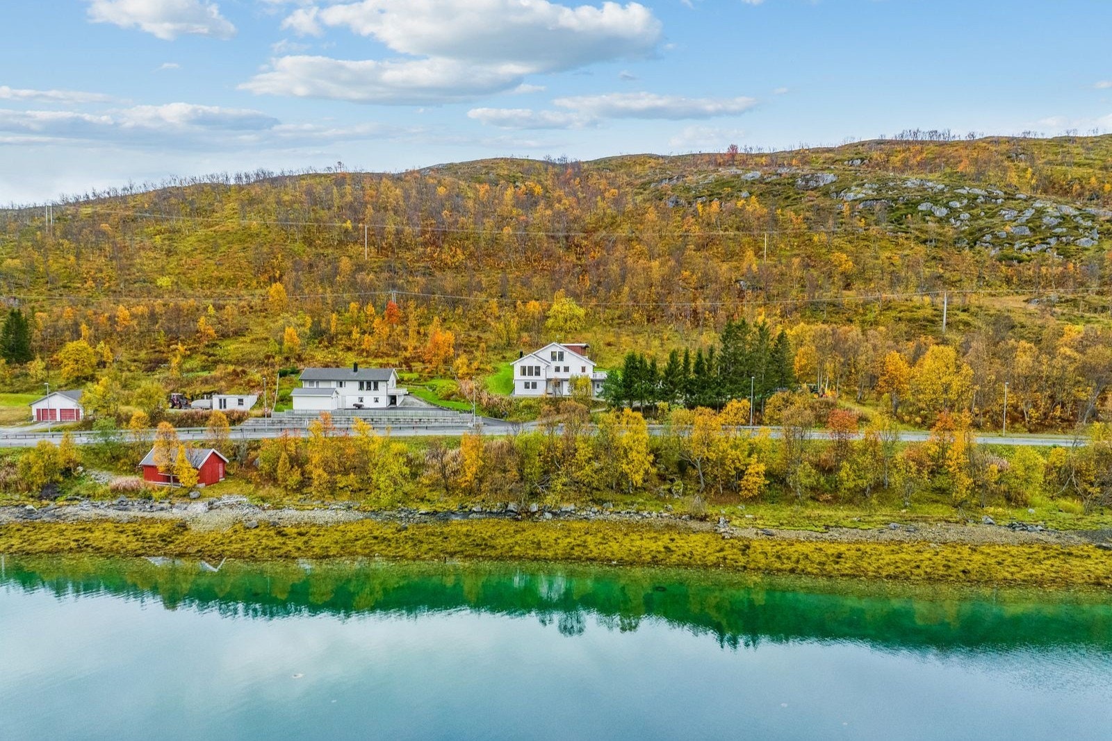 Området er naturskjønt og her får du tilgang til flotte rekreasjonsområder som skog og fjære. I nærområdet har du også skole og barnehage. Galleribilde