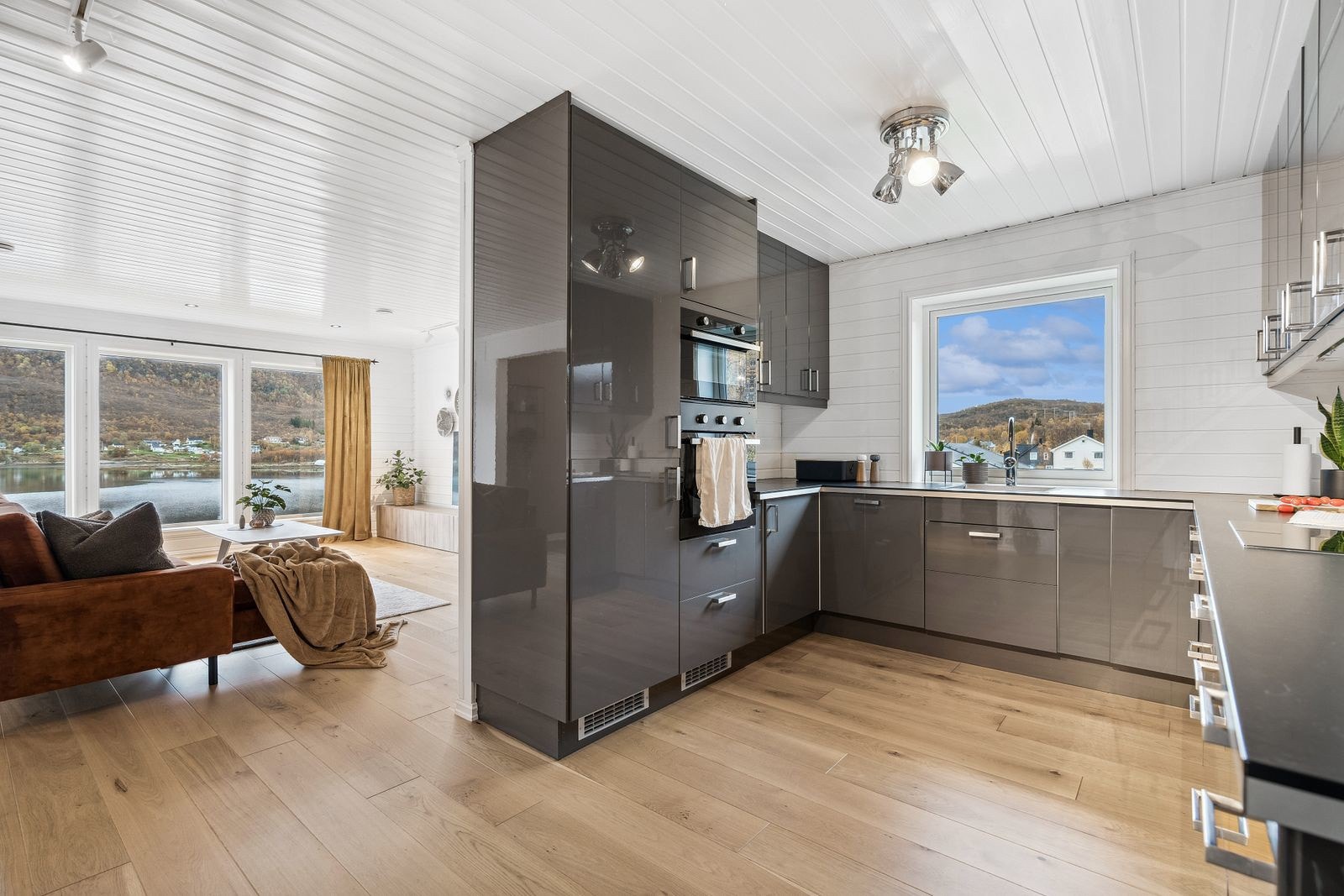 Pent kjøkken fra 2012/13 med rikelig skap og benkeplass. Galleribilde