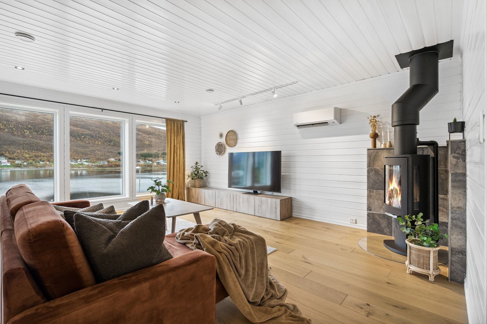 Vedfyringen bidrar til en behagelig temperatur og en koselig atmosfære. Vedovnen er fra 2014, men er ikke tatt i bruk før i 2023. Galleribilde