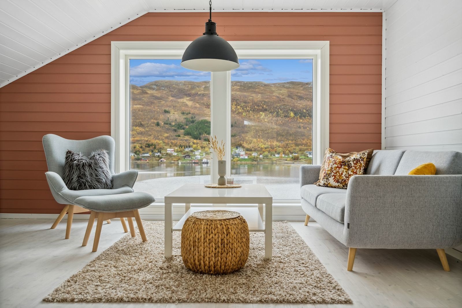 Trivelig loftstue med store vindusflater som slipper ikke rikelige mengder med naturlig lys og byr på magisk utsikt. Galleribilde