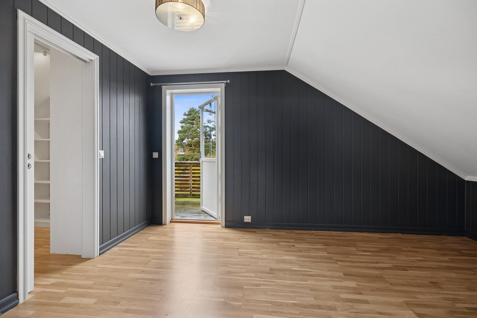 Hovedsoverommet er lyst og romslig med eget omkledningsrom, samt god plass til dobbeltseng, nattbord og ønskelig møblement. Galleribilde