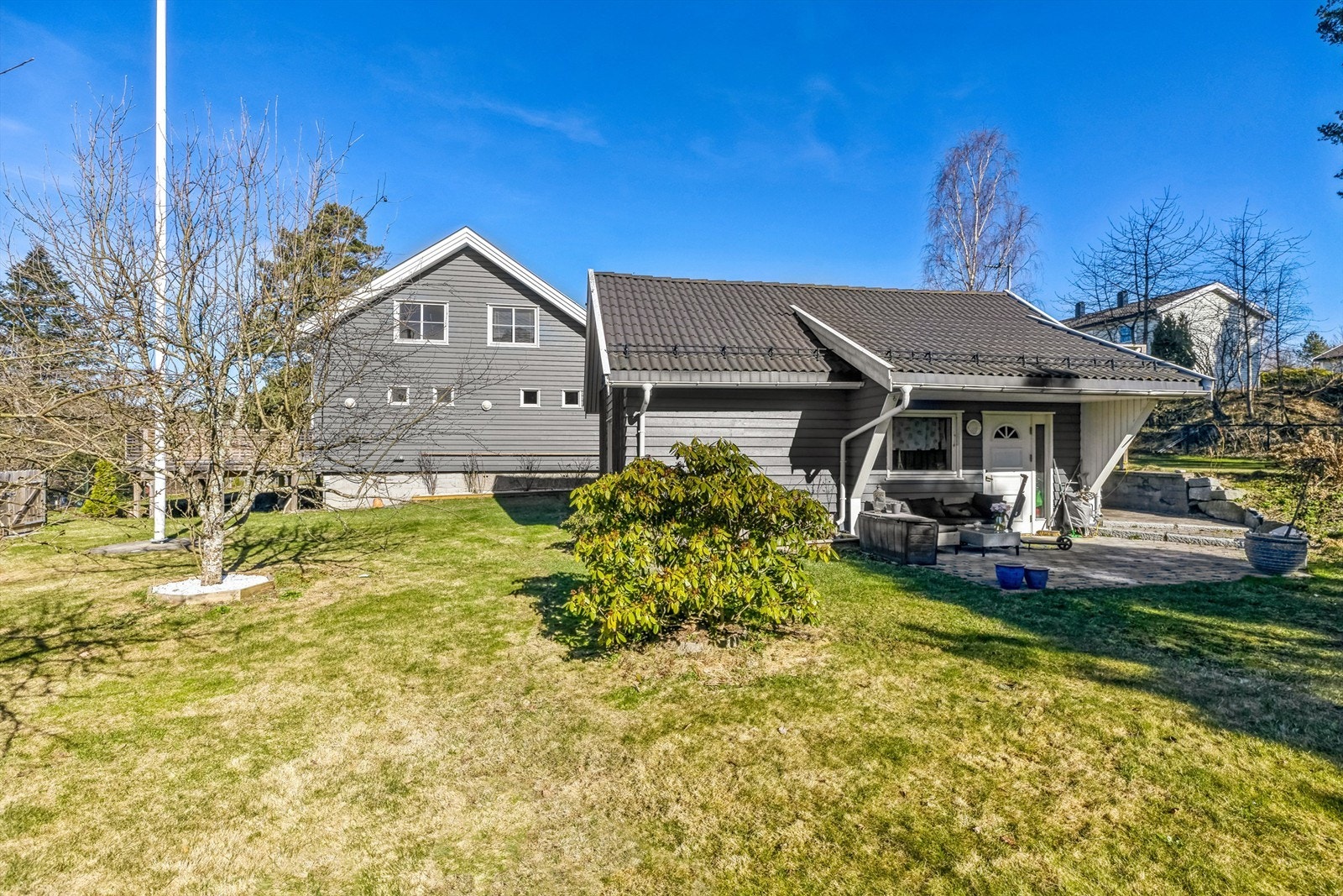 Eiendommens store hage er en skjult perle, og gir rikelig med plass til både rekreasjon og utendørsaktiviteter. Galleribilde