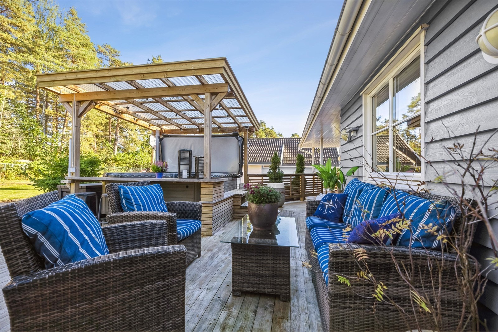 Her treffer morgensolen med sine første stråler, og det er flott sted å nyte frokosten eller bare å ta en kaffekopp ute i solen Galleribilde