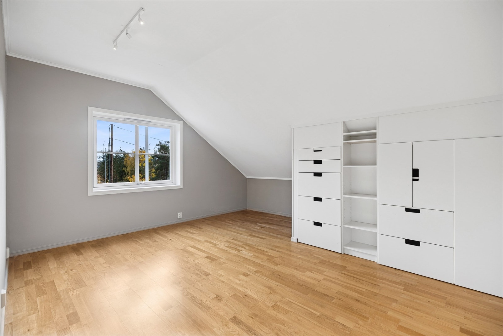 Soverom nr. 3 er et lyst og pent rom med stor garderobeløsning og plass til dobbeltseng, leksepult og en godstol. Galleribilde