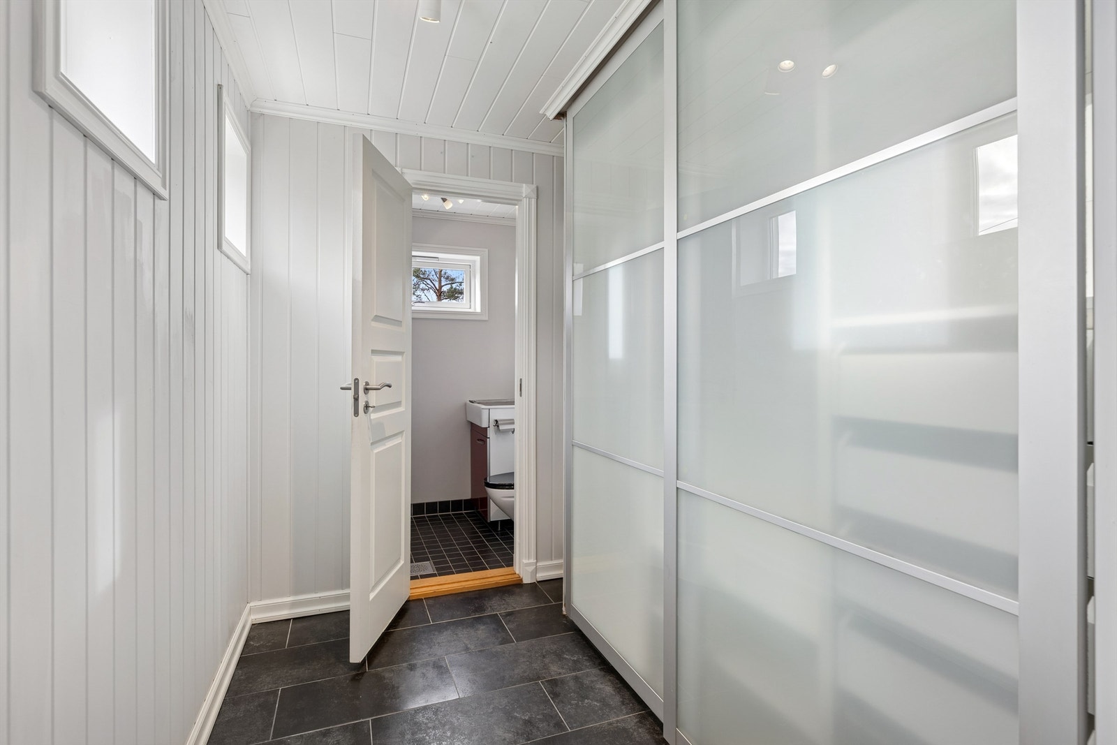 Lys og innbydende hall med god skapplass til oppbevaring av klær og sko Galleribilde