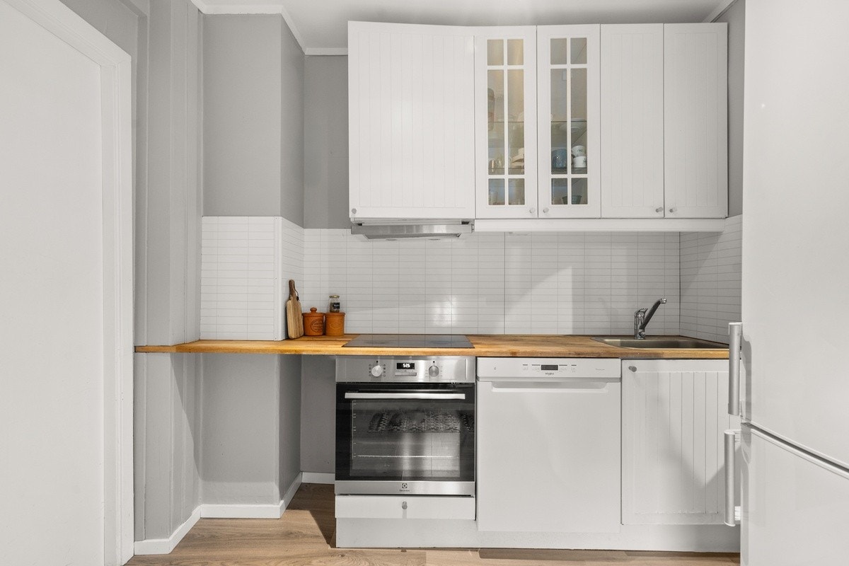 Kjøkkenet er plassert skjermet for stuen Galleribilde