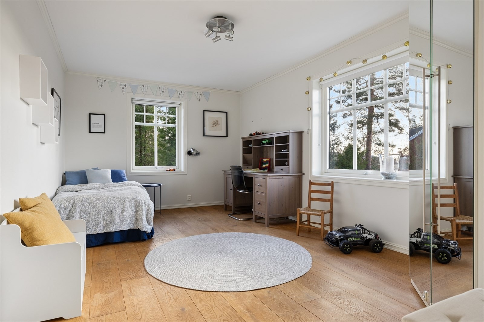 De to andre soverommene har begge god plass til stor seng, skrivebord og diverse oppbaringsmøbler. Galleribilde