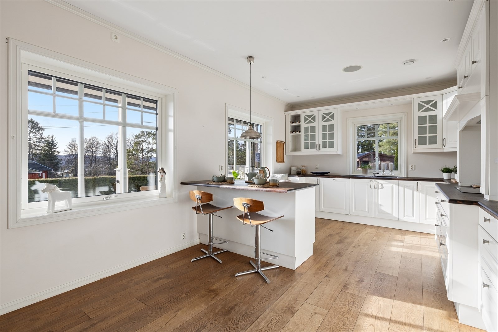 Klassisk, tidløst kjøkken. Barløsning med spiseplass til to, praktisk i en hektisk hverdag. Galleribilde