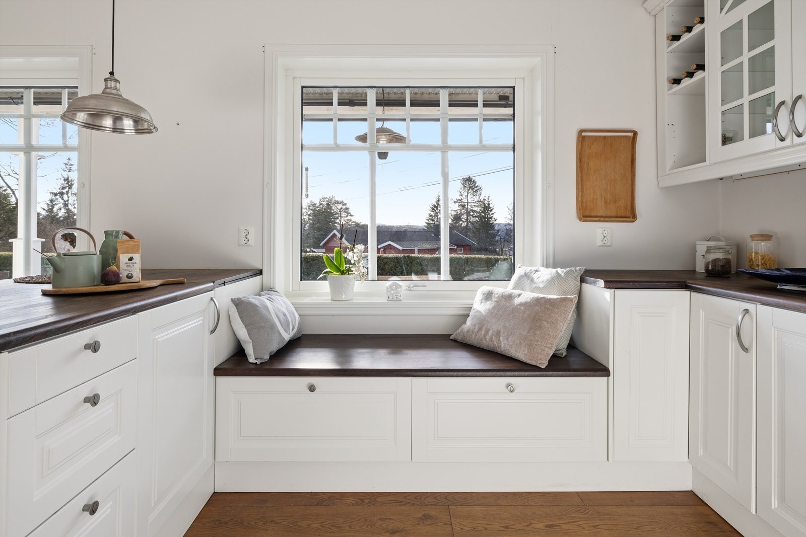 Koselig plass ved vinduet med fin utsikt til hagen. Galleribilde