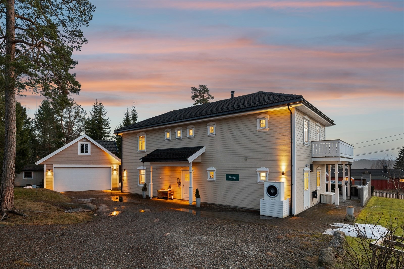 Stor gårdsplass med dobbelgarasje samt godt med biloppstillingsplasser på egen eiendom. Galleribilde