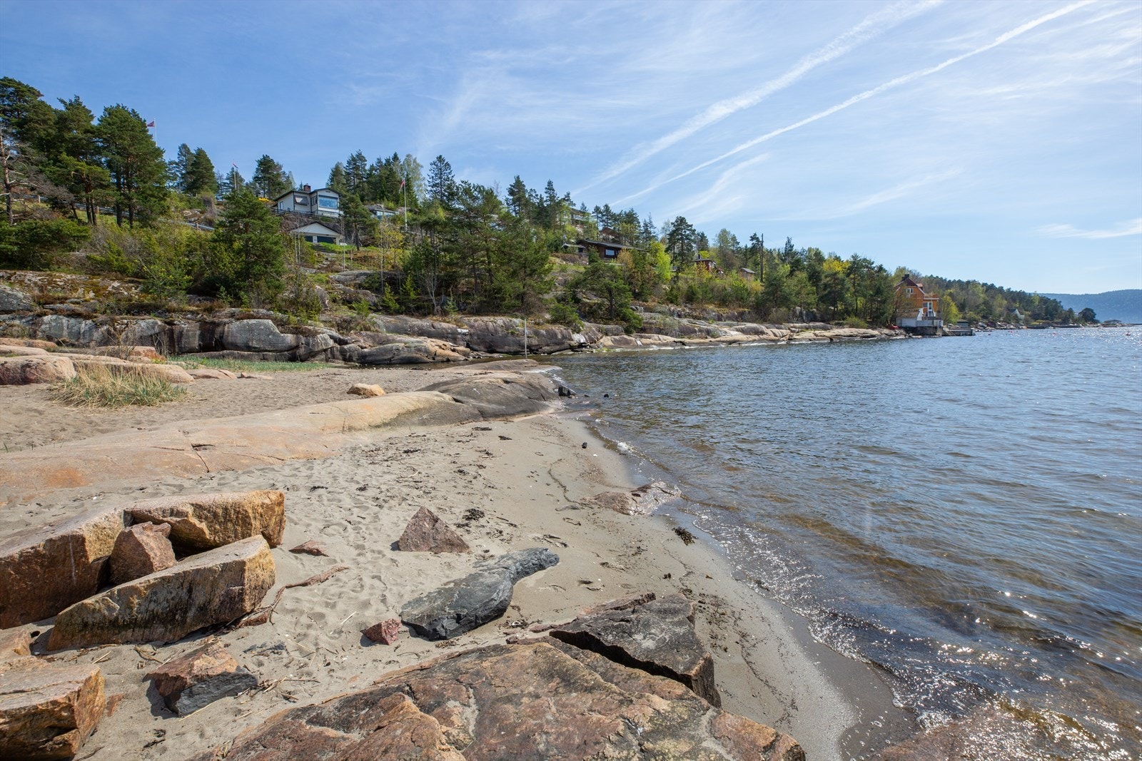 Stranden ligger få minutters gange fra boligen. Galleribilde