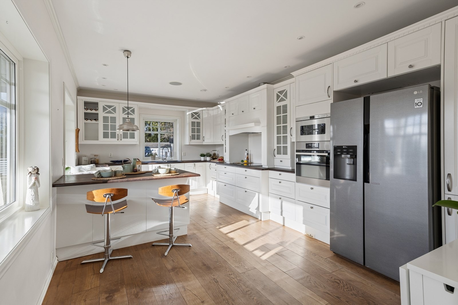 Kjøkkenet er innredet i en praktisk form, og har godt med både skap- og benkeplass. Galleribilde