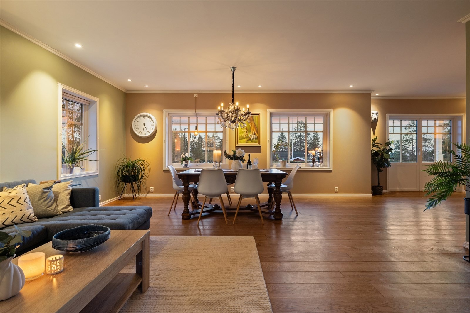 Romslig stue med god plass til flere sittegrupper. Galleribilde