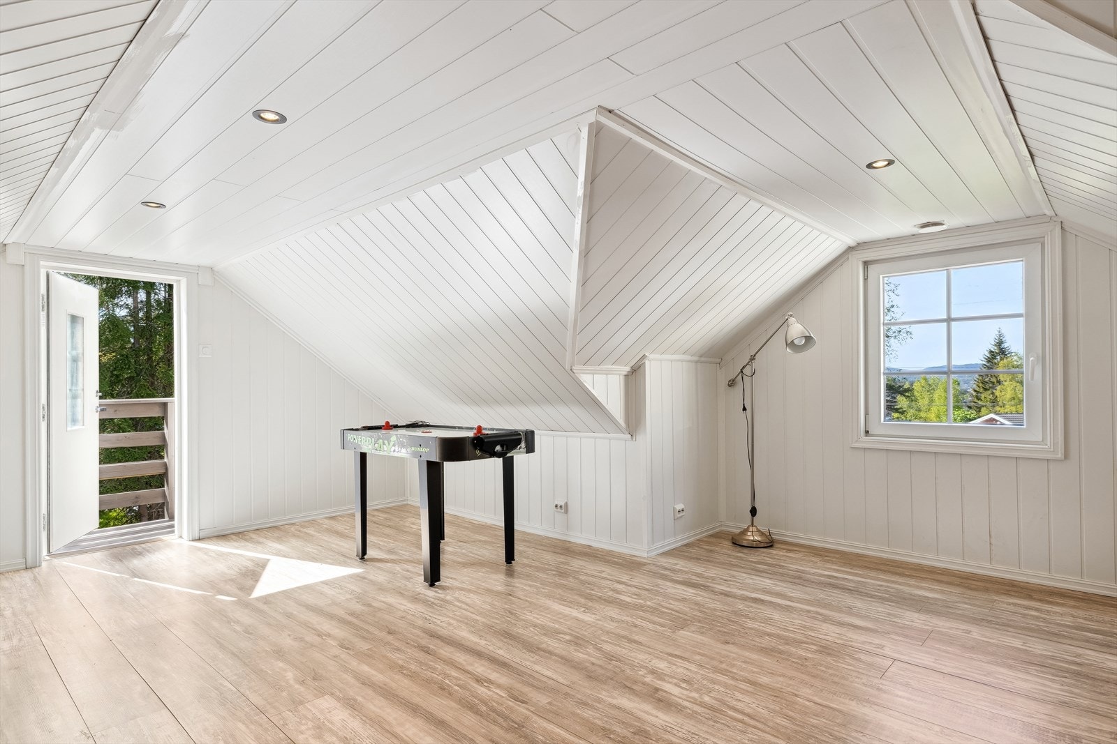 Hems over garasjen med meget god lagrinsgplass. Galleribilde