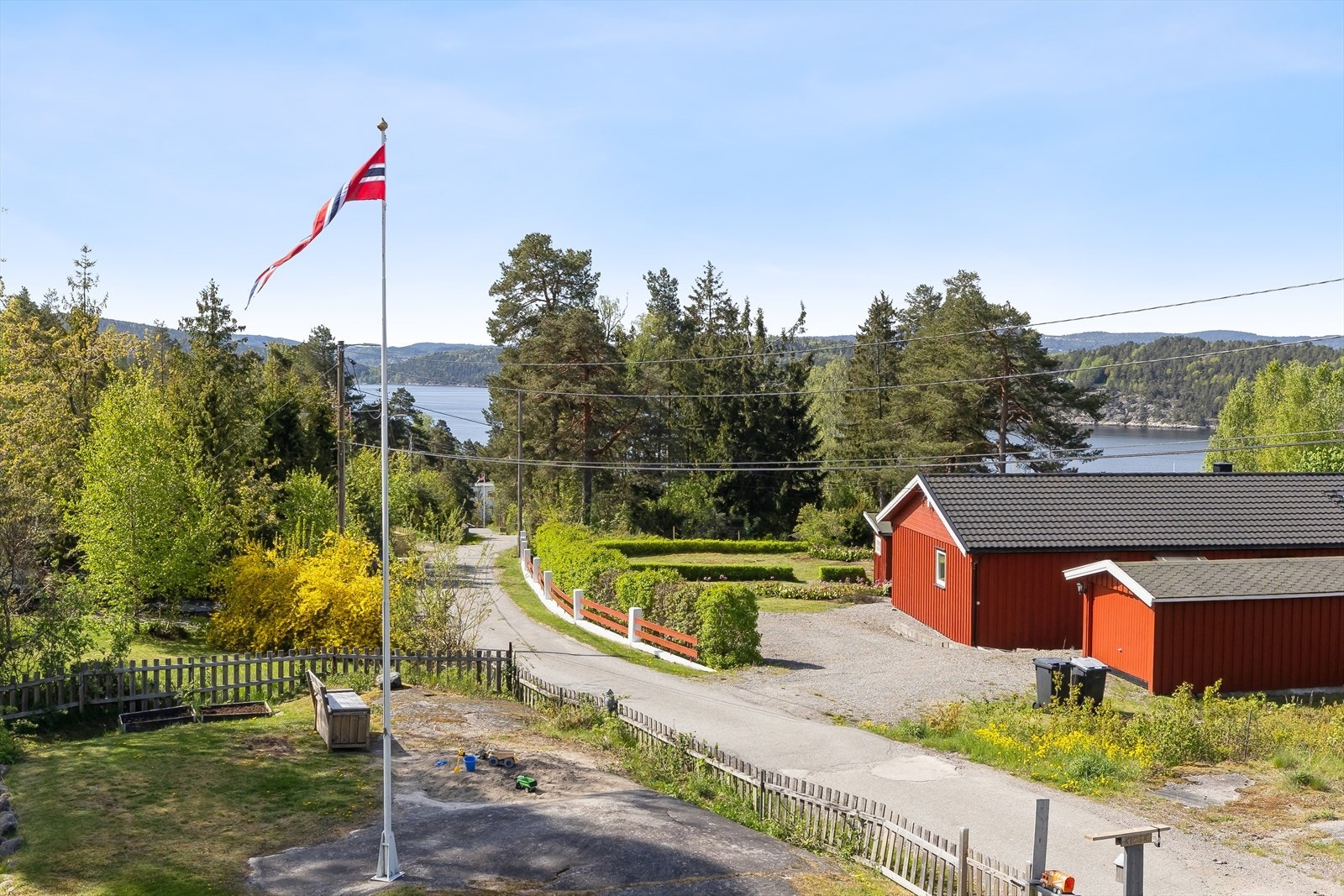 Sjøen er en kort spasertur unna! Galleribilde