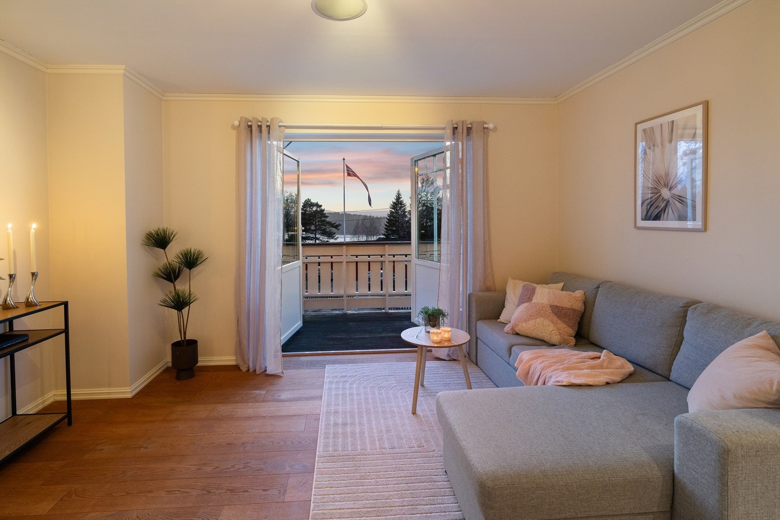 Koselig loftstue med kveldsstemning. Galleribilde