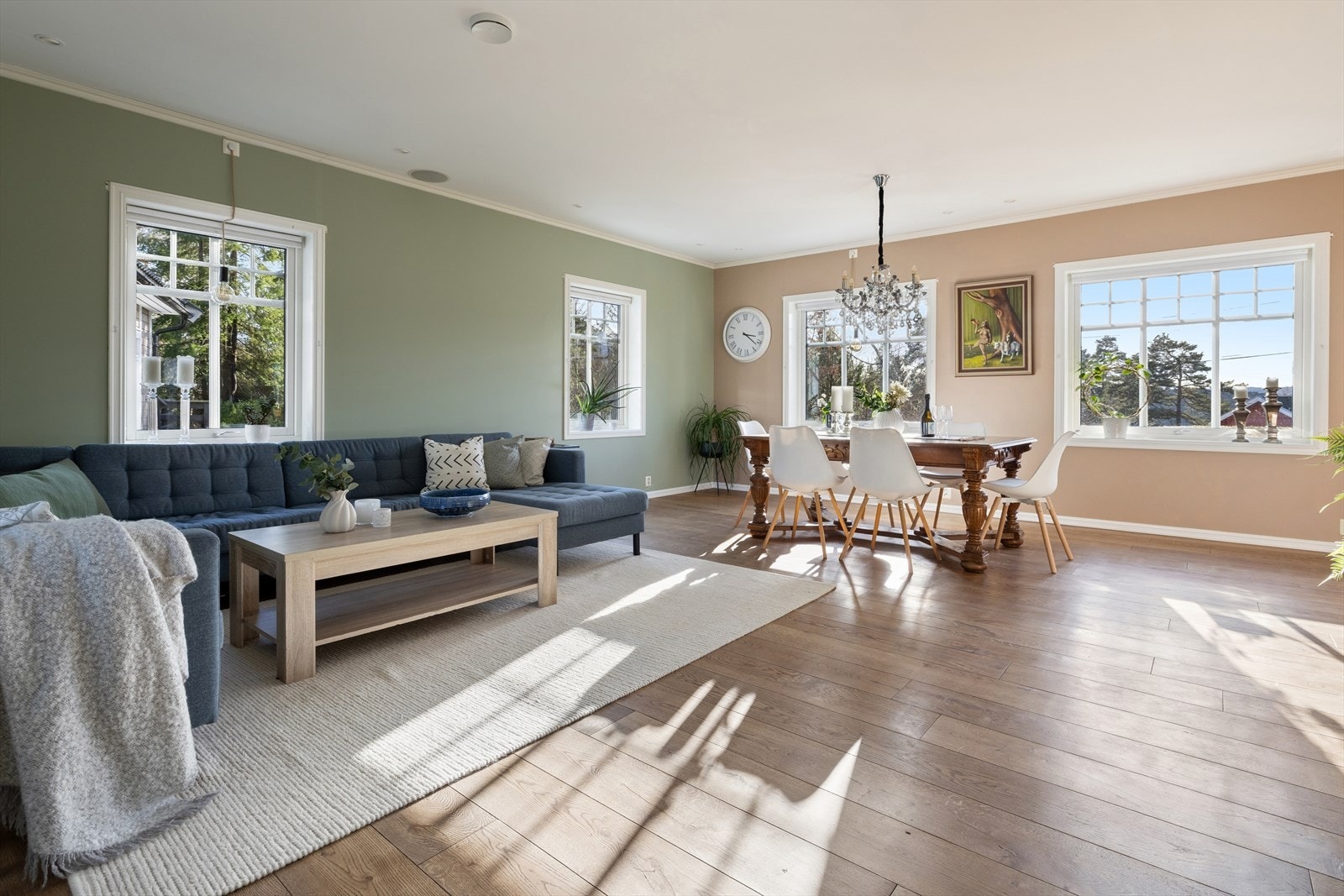 Her er flere store vindusflater som slipper inn mye naturlig lys og skaper en god atmosfære i rommet. Galleribilde