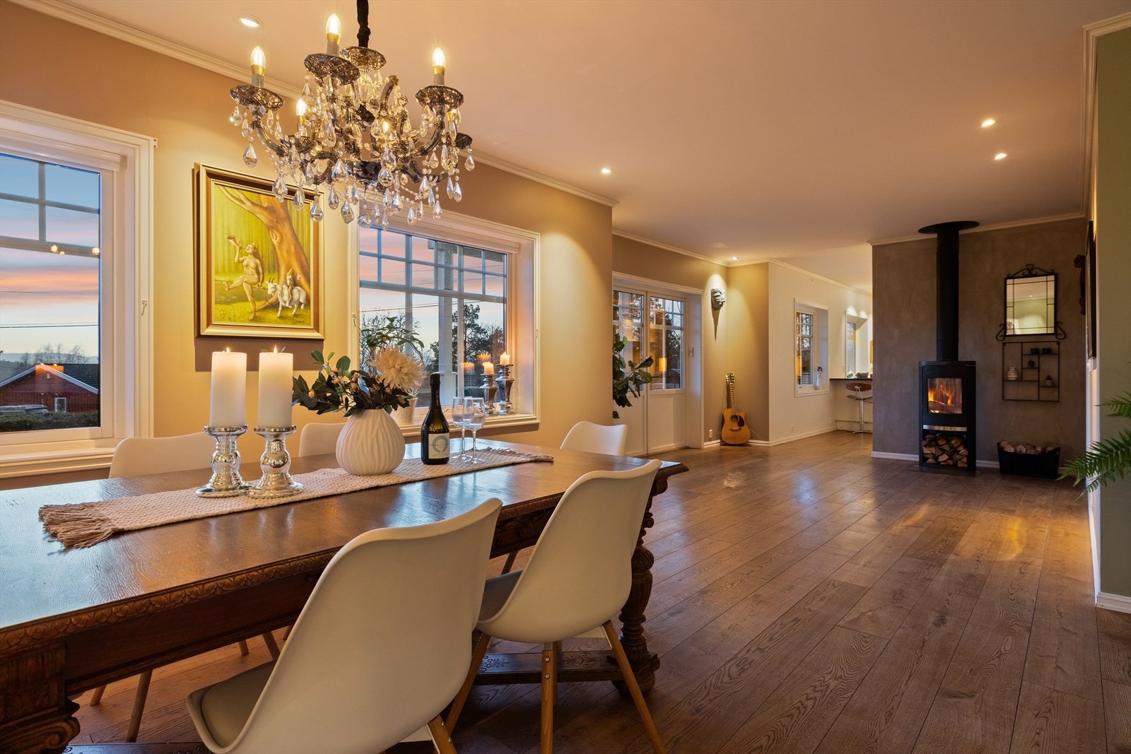 Stuen har peisovn og dobbelfløyet terrassedør ut til hagen. Galleribilde