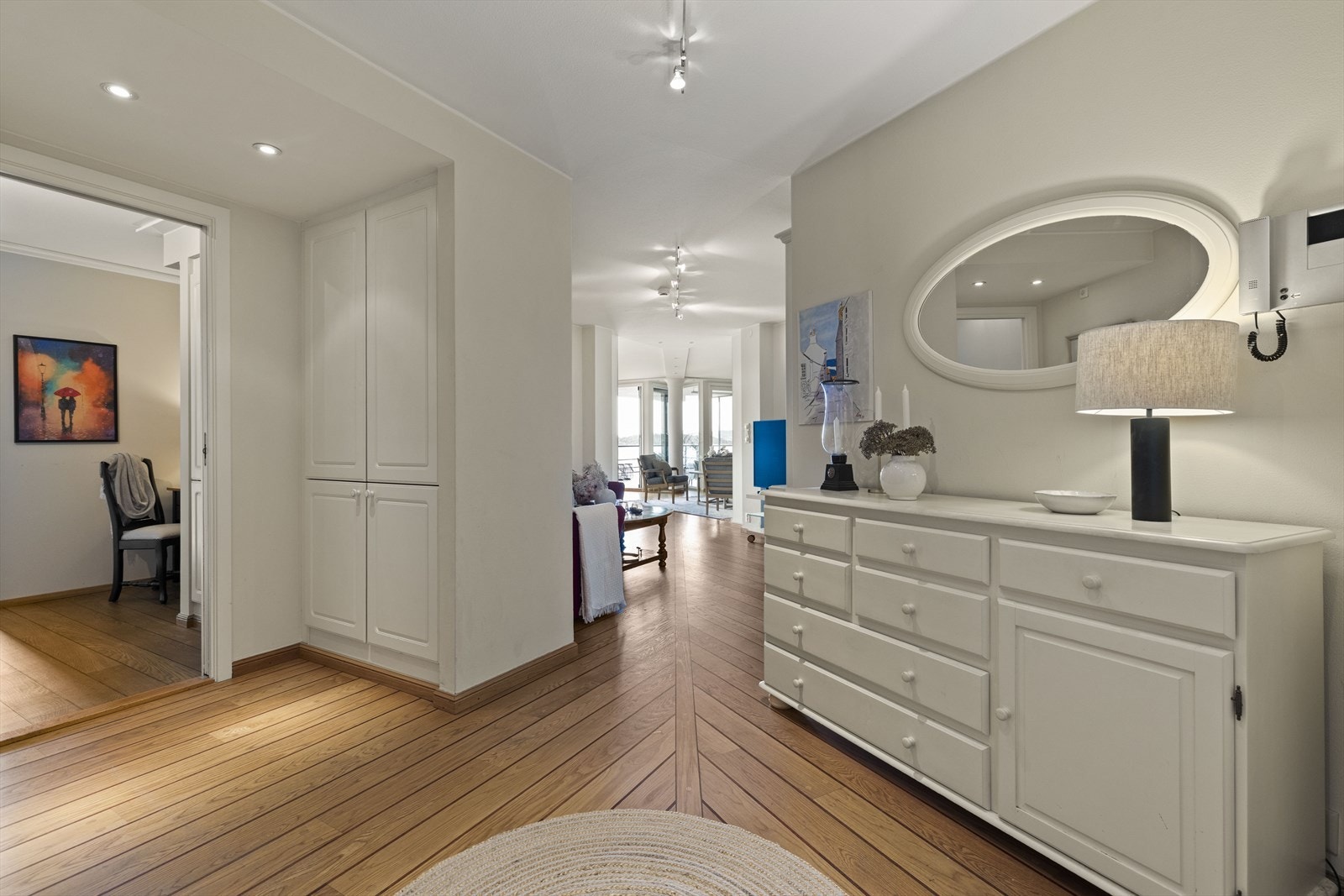 Romslig entré med plassbygget garderobe. Adkomst soverom 2 til venstre. Galleribilde