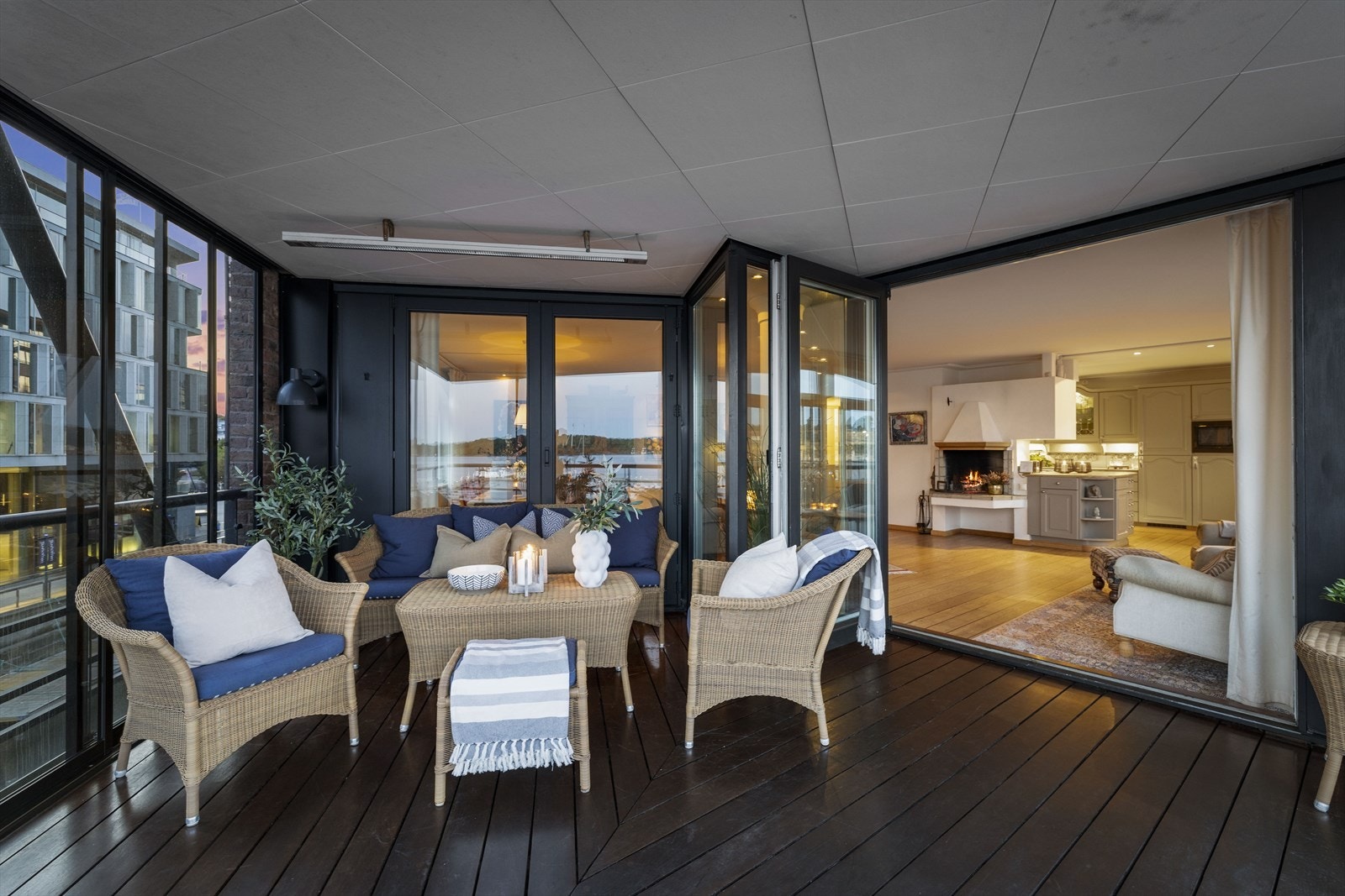 Det er montert varmelampe på balkongen. Store skyvedører inn mot stuen. Galleribilde