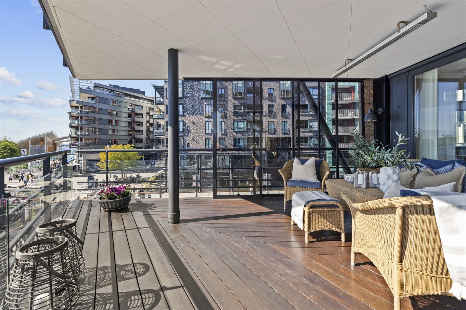 Glassveggene gjør det lunt og varmt på dager hvor det blåser. Galleribilde