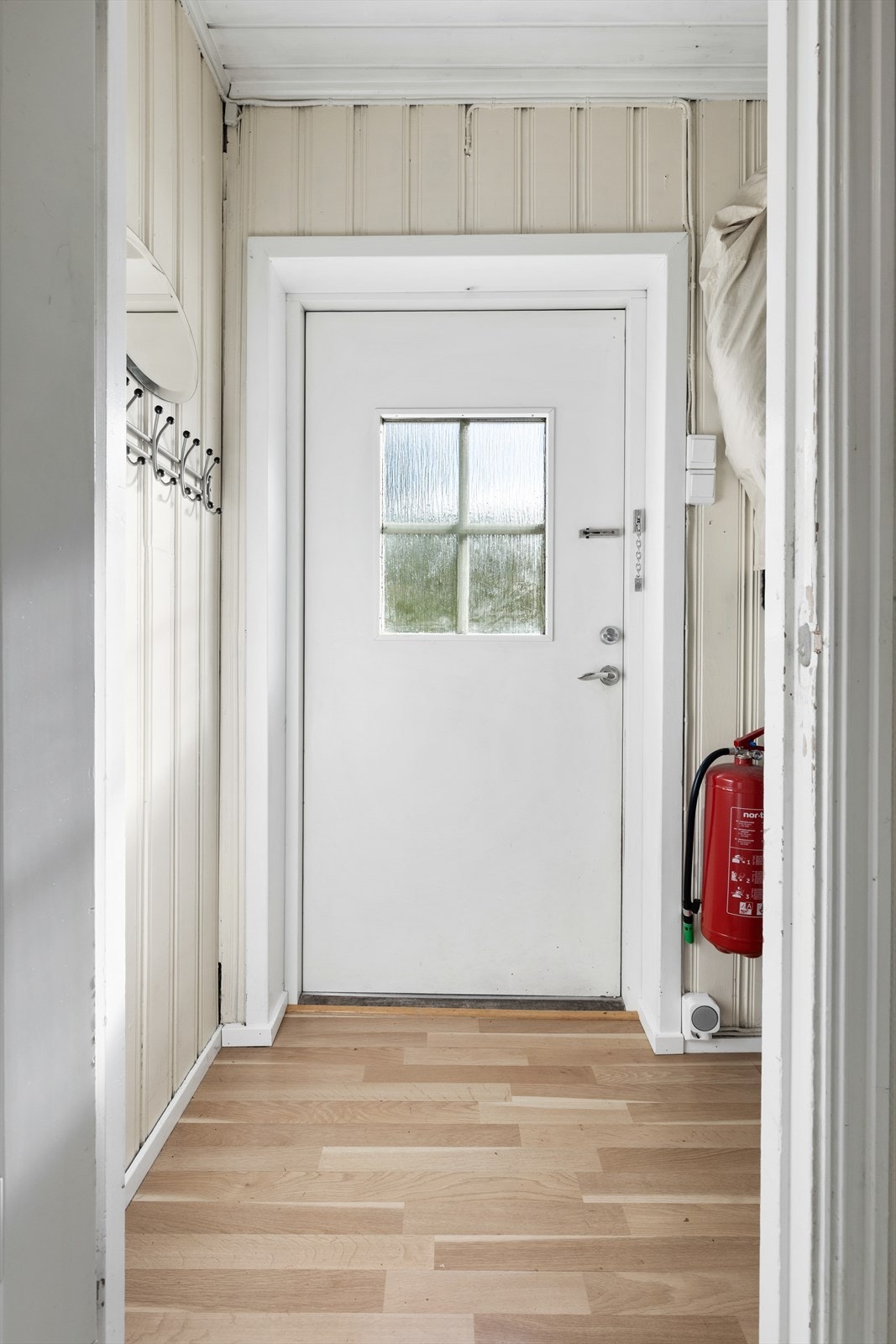 Entréen er belagt med parkett og har plass til å henge fra seg yttertøyet Galleribilde