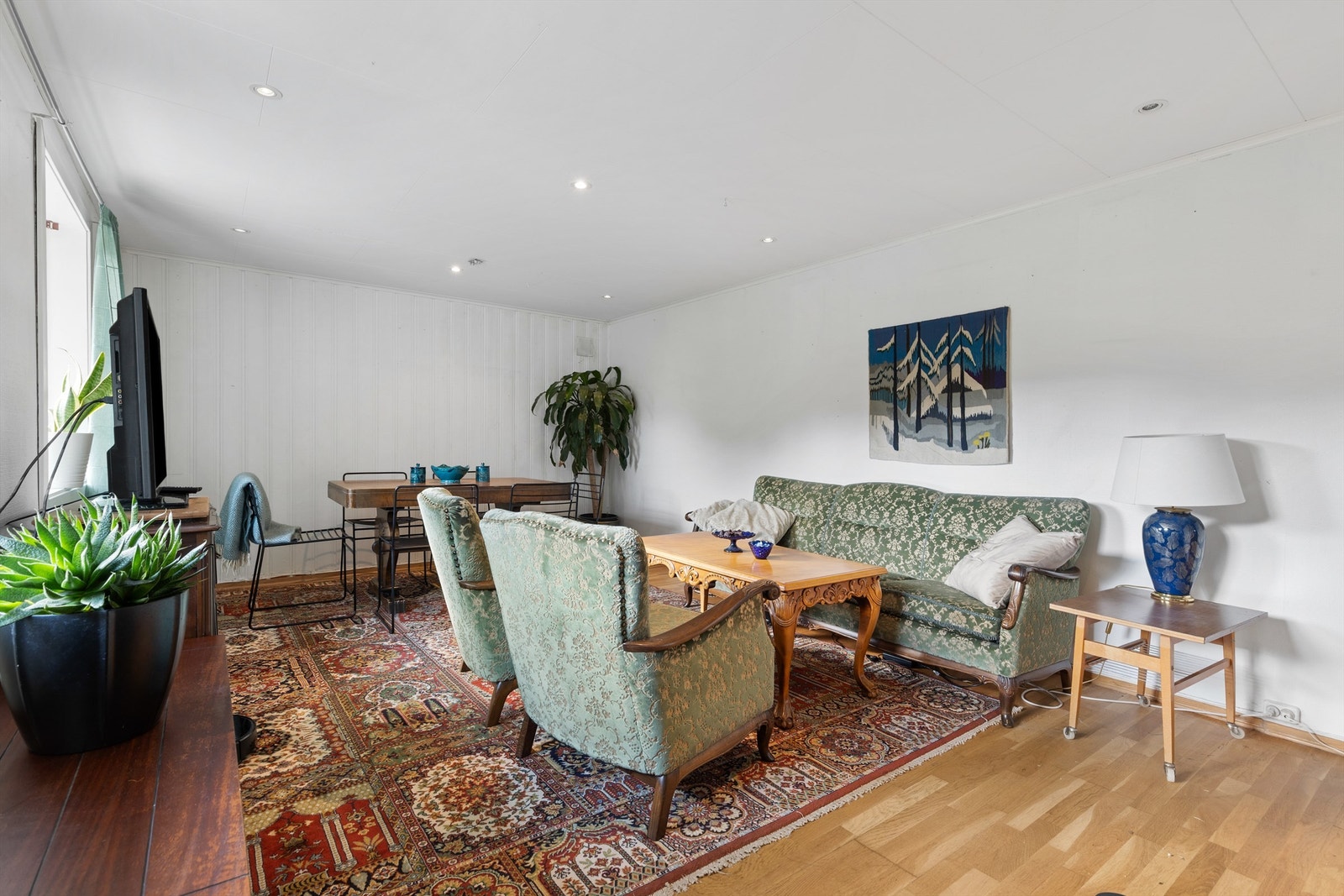 I stuen er det plass til sofagruppe og spisebord Galleribilde