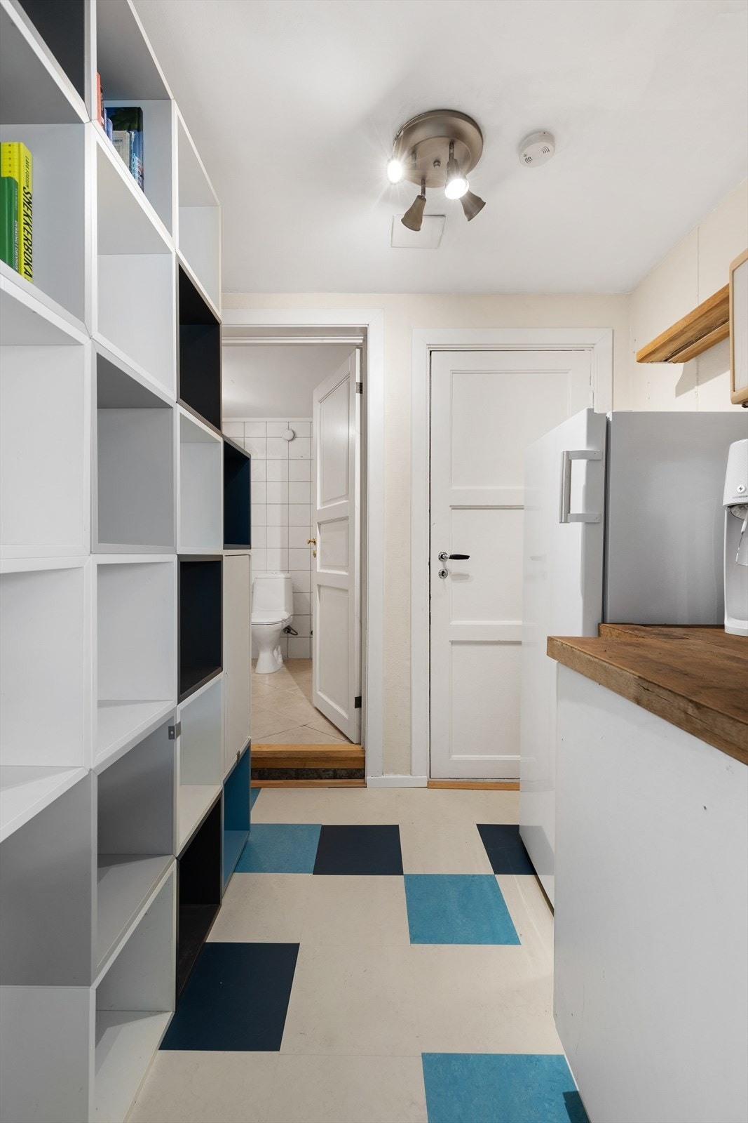 Mellomgang med god plass til oppbevaring Galleribilde