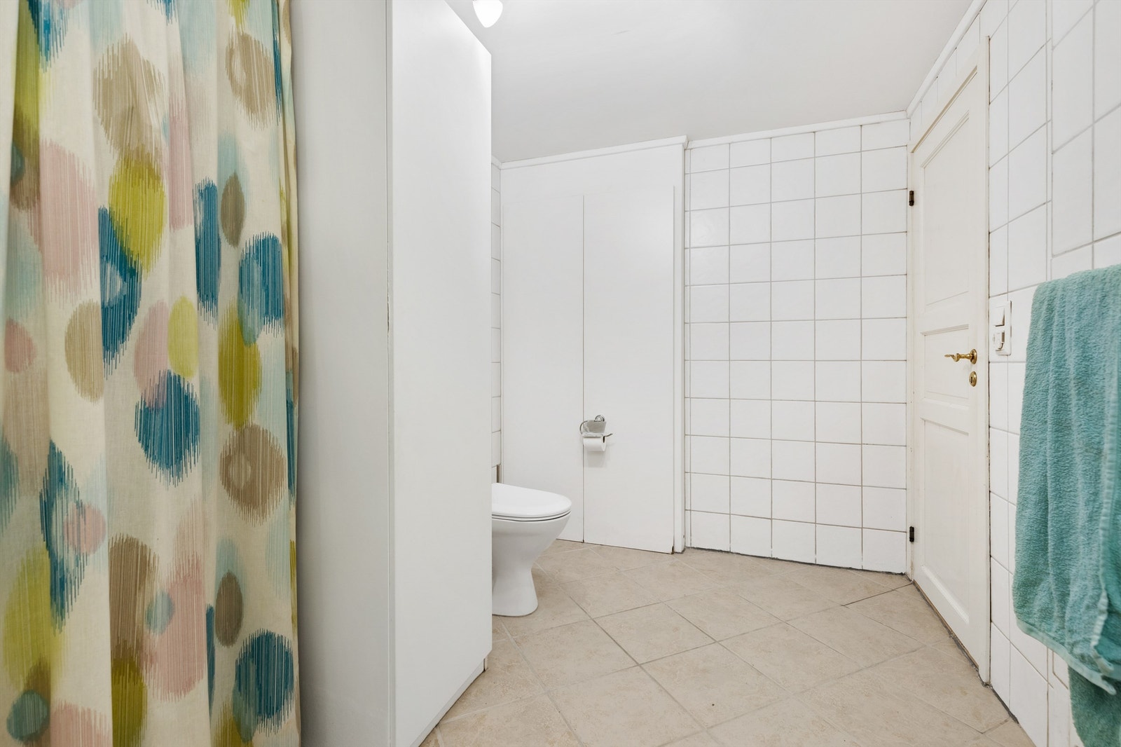 Videre er det badekar, toalett og servantinnredning på badet. Galleribilde