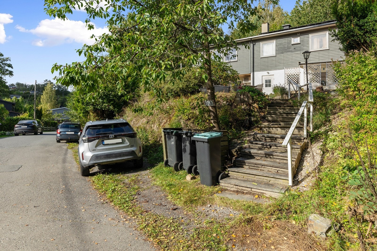 Usjenert beliggenhet i frodige, grønne omgivelser med trappeadkomst. Galleribilde