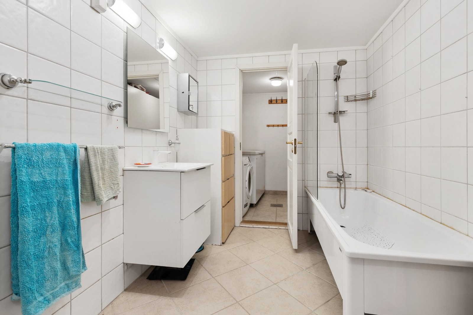 Videre er det badekar, toalett og servantinnredning på badet. Galleribilde