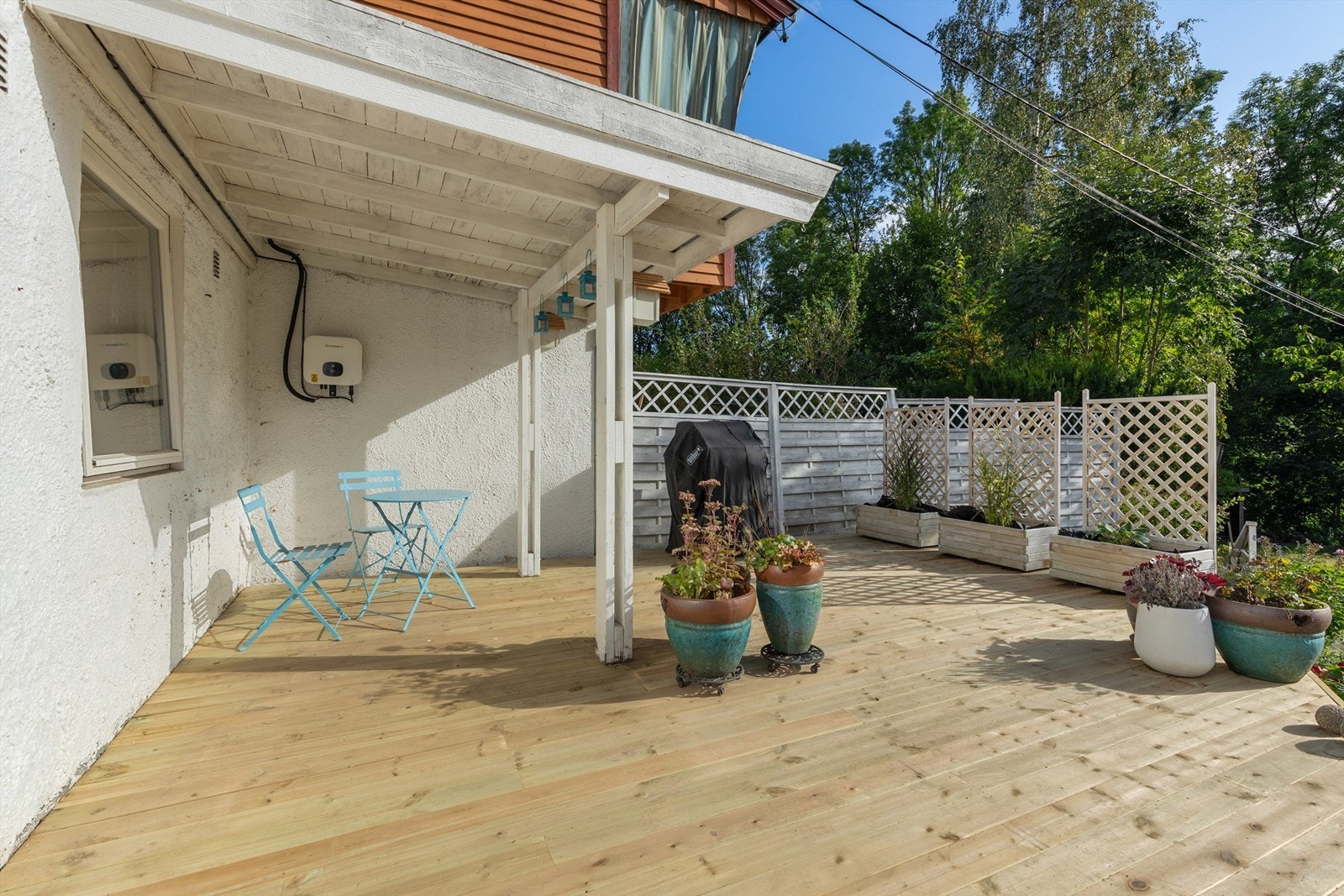 Stor, delvis overbygget treterrasse. En herlig og skjermet uteplass for fine dager. Galleribilde