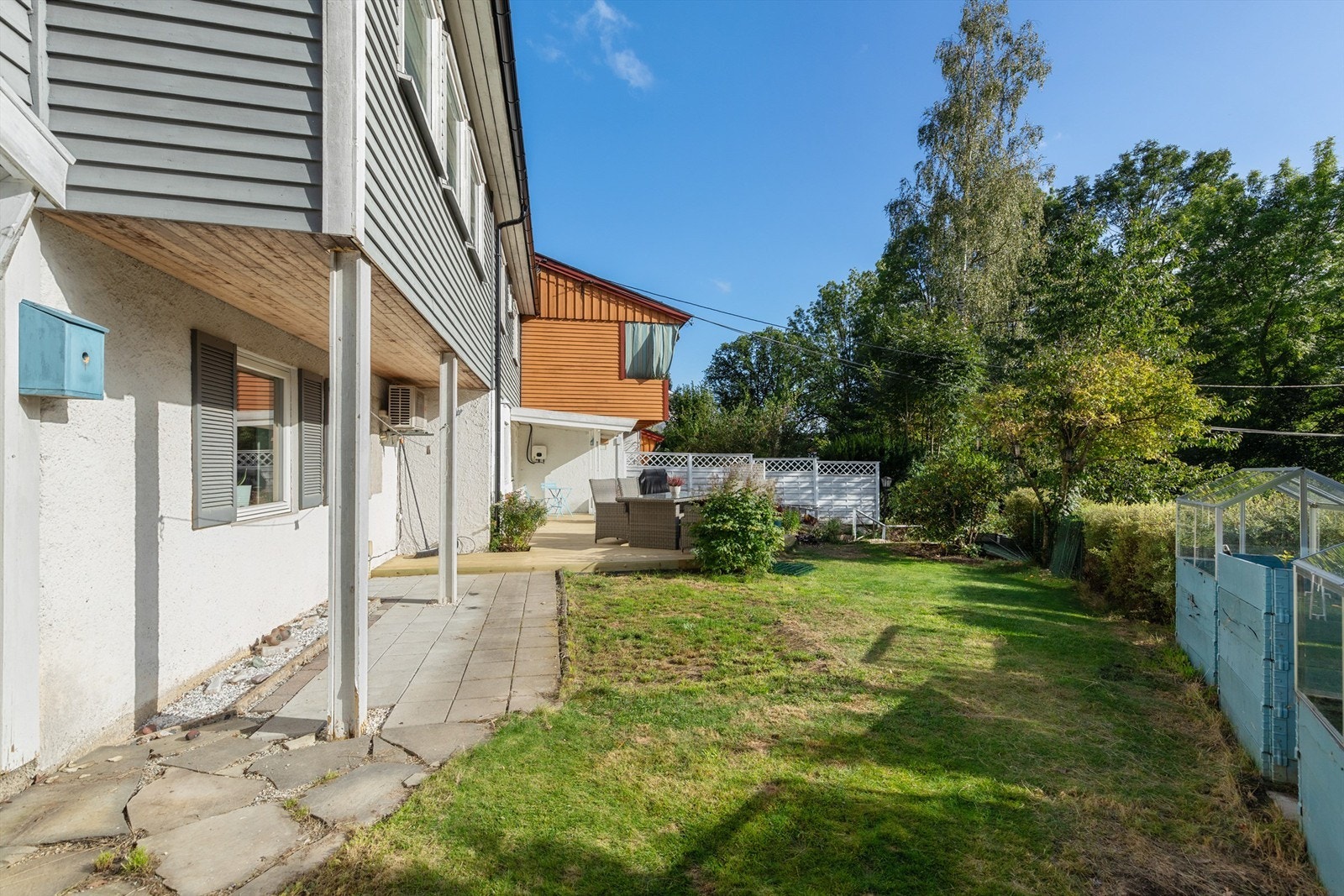 Foran boligen er det grønt og pent Galleribilde