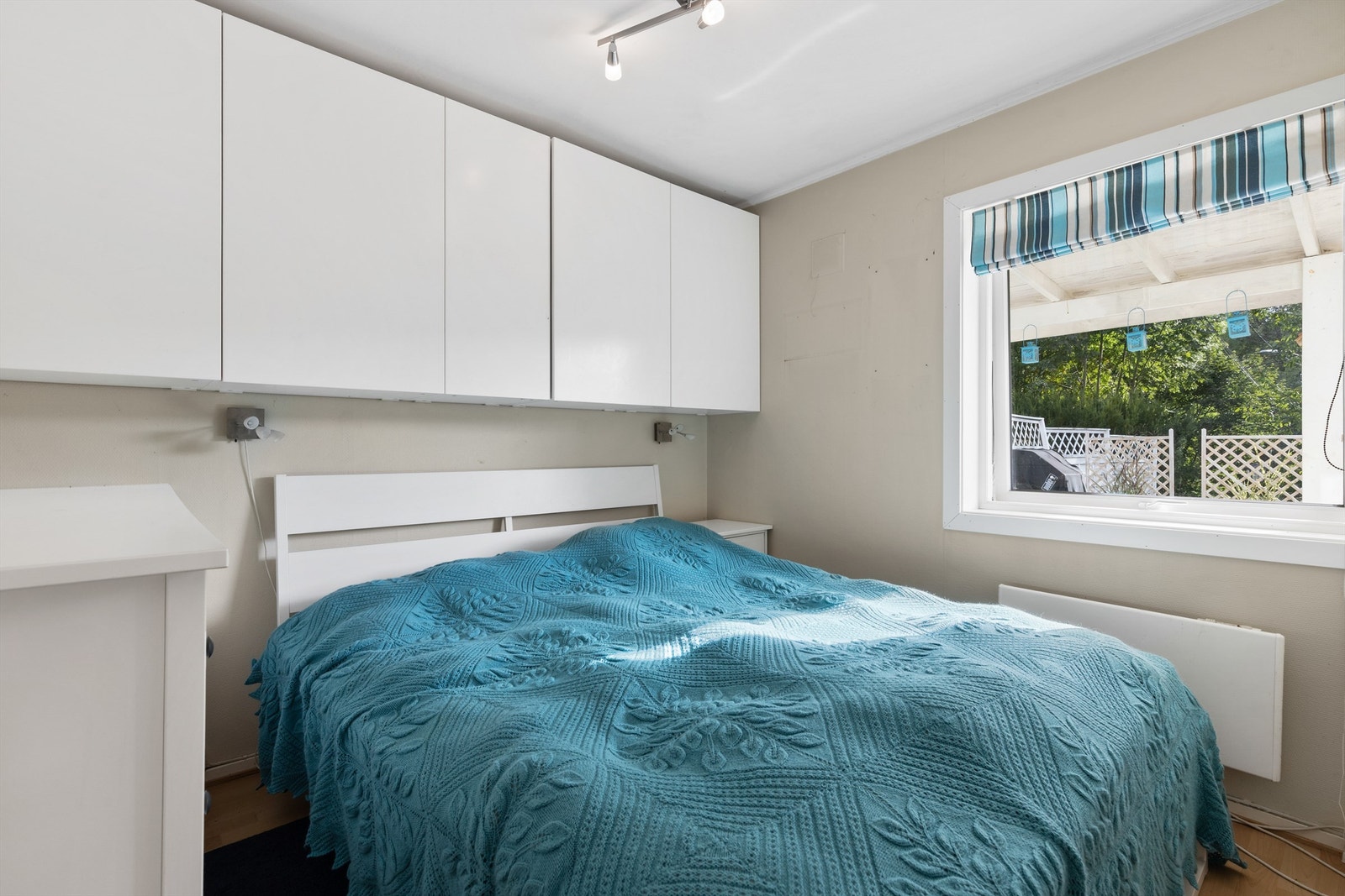 Soverom 1 i leiligheten har god plass til seng og oppbevaring. Galleribilde