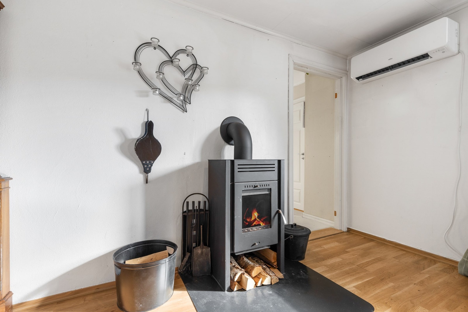 Rentbrennende peisovn i stuen som gir godt med varme Galleribilde