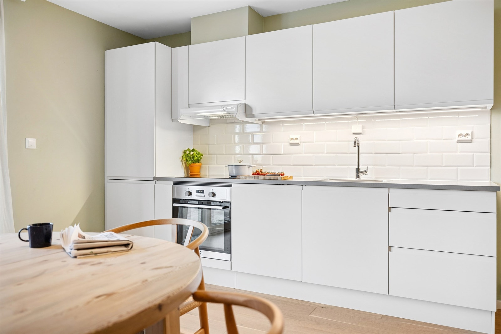 Hvitevarer som komfyr, platetopp og kjøl/fryseskap er sømløst integrert i innredningen. Galleribilde