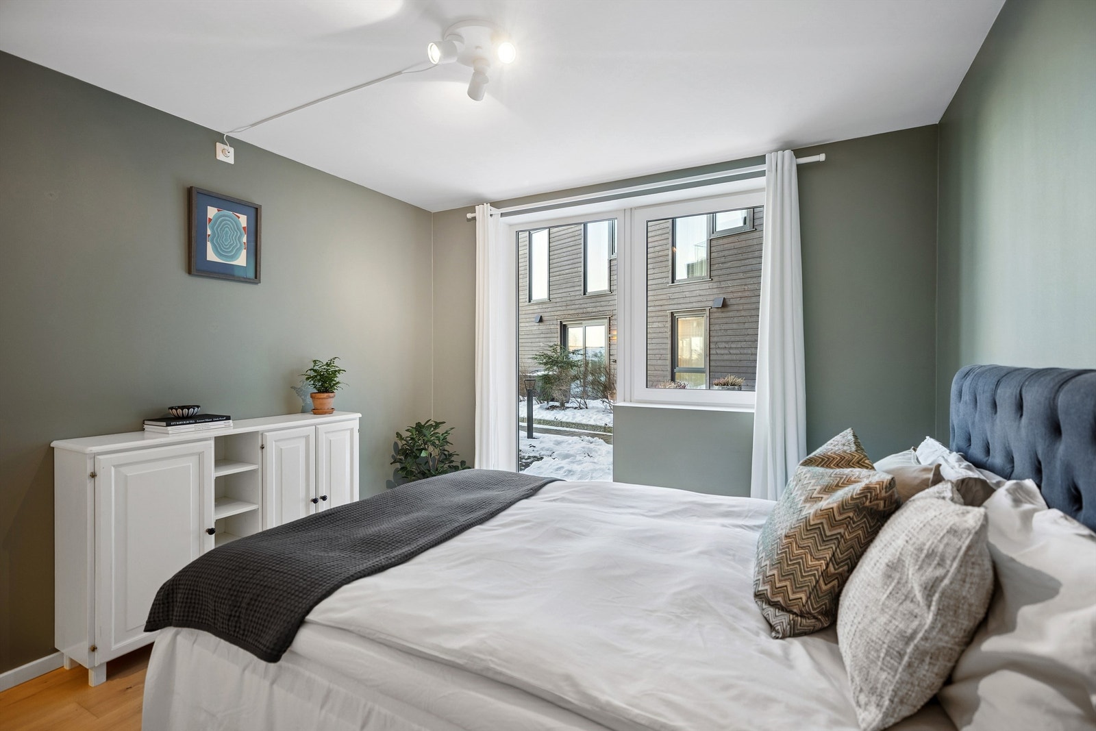 Boligen har to innbydende soverom. Hovedsoverommet er av god størrelse med plass til stor dobbeltseng og tilhørende møblement. Galleribilde