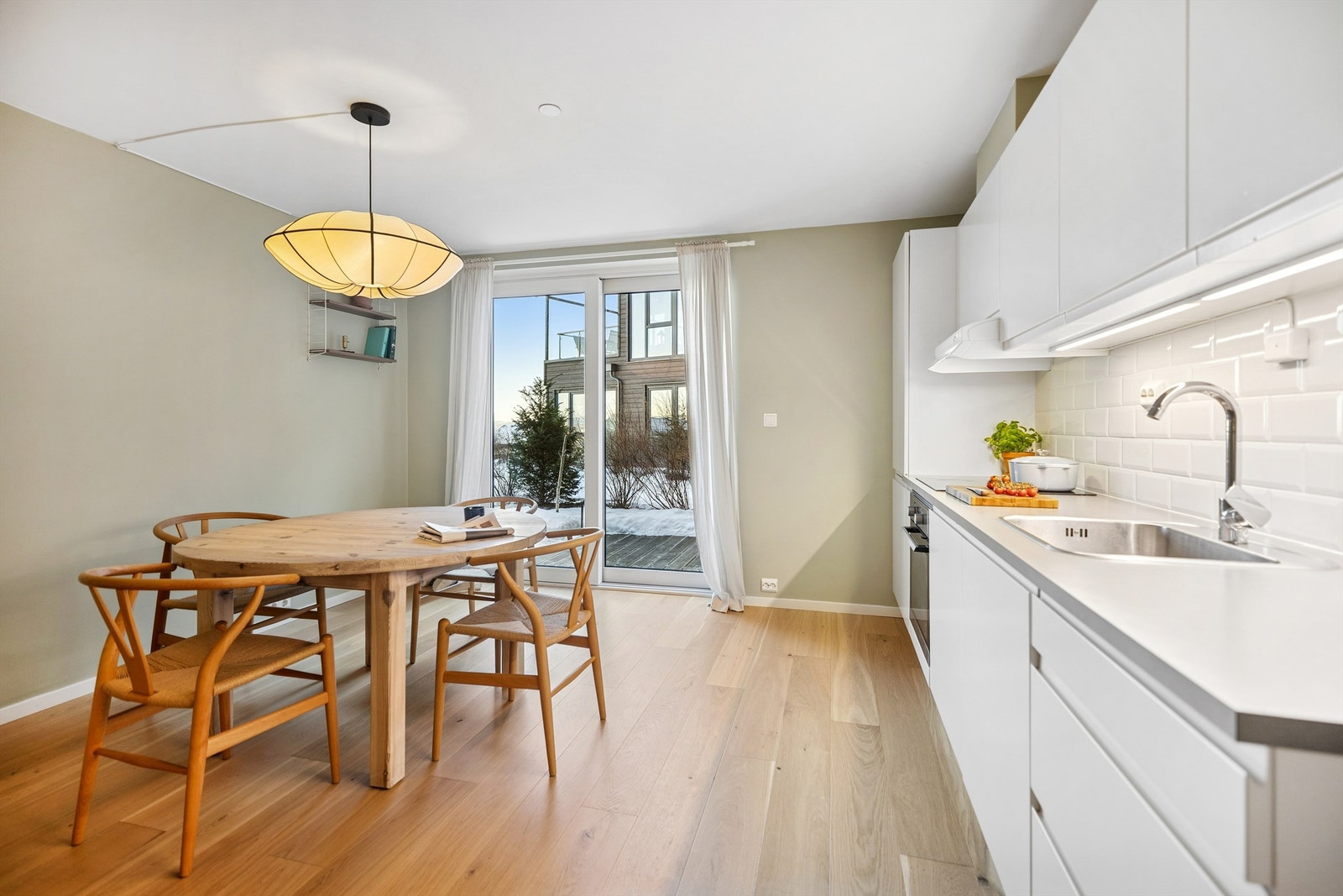 Det er naturlig plass for spisebord i tilknytning til kjøkkenet der venner og familie kan inviteres på middager. Galleribilde