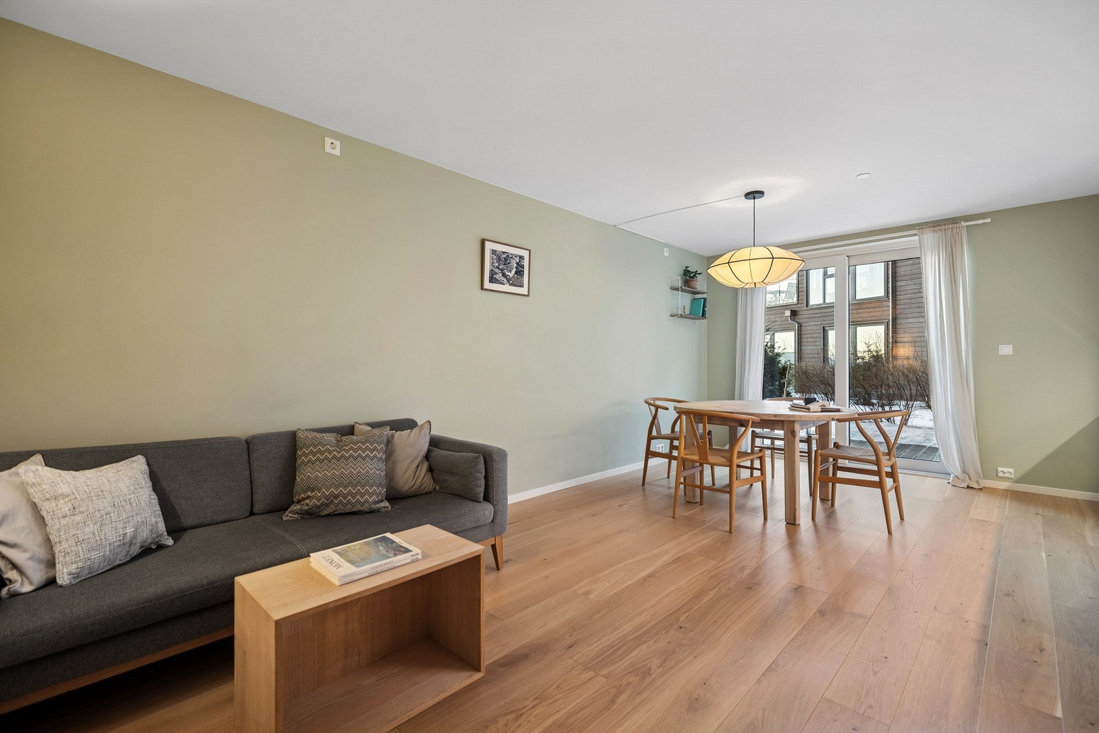 Den åpne løsningen gir rom for en hyggelig sofagruppe og en egen spiseplass. Galleribilde