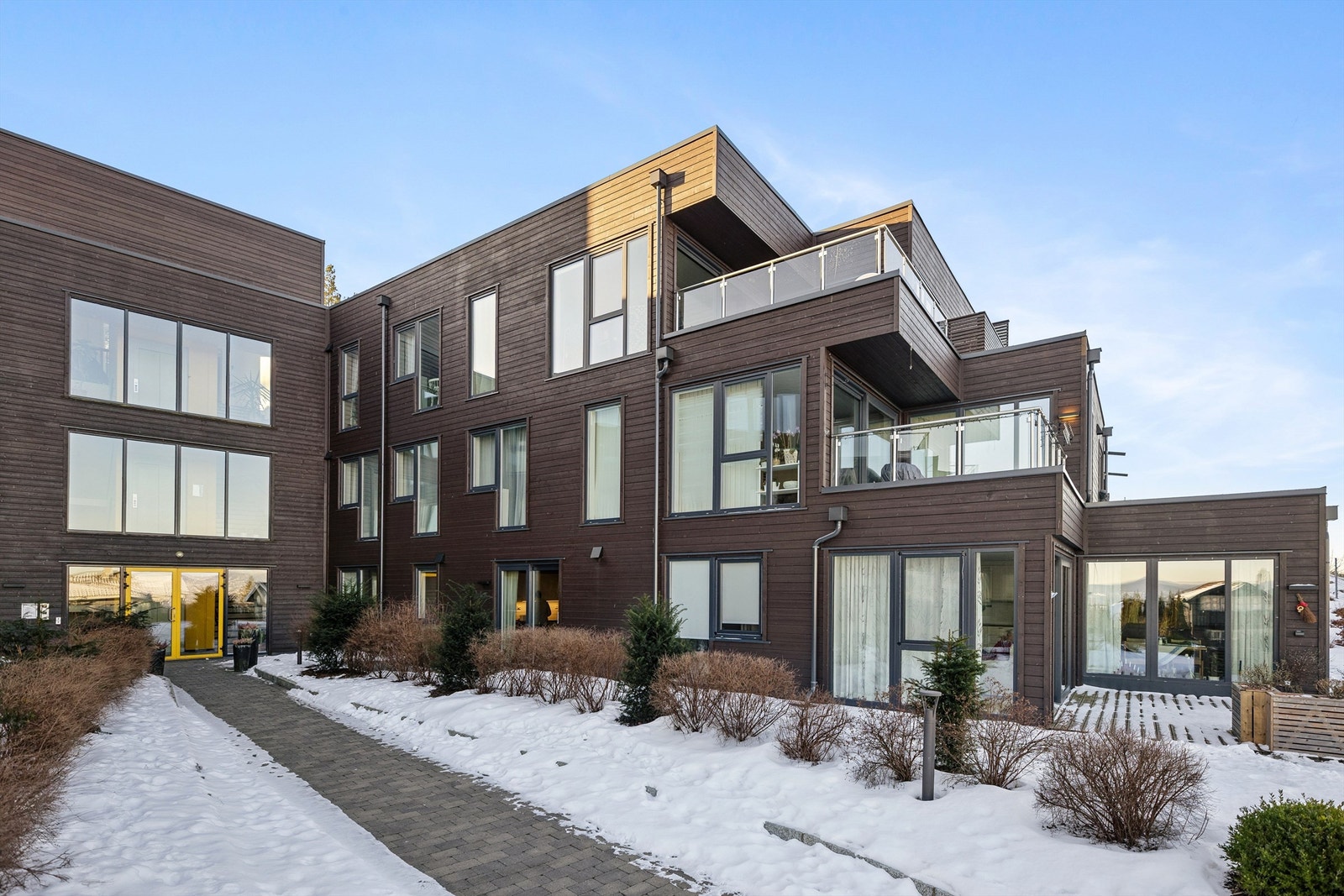 Eiendommen er tilknyttet Ildjernåsen sameie med 36 boligseksjoner og 1 næringsseksjon (garasjeanlegg) Galleribilde